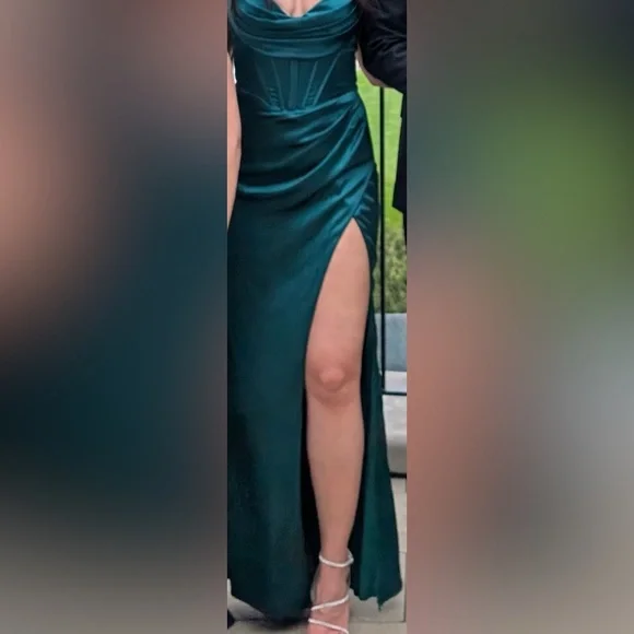 Elegant Green Strapless Evening Gown - Picture 3 of 5
